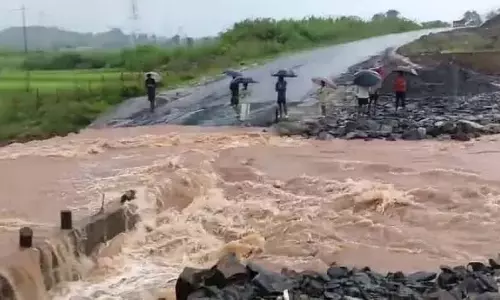 Odisha : कोरापुट जिले में भारी बारिश तालाबों की ओर जाने वाली सड़कें बह गई Odisha : कोरापुट जिले में भारी बारिश तालाबों की ओर जाने वाली सड़कें बह गई