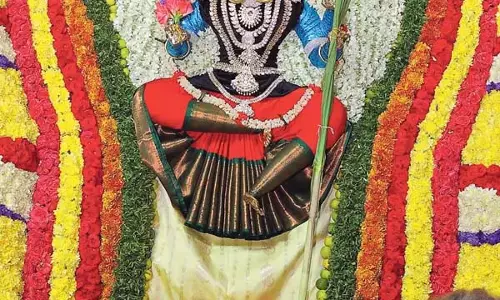 Andhra: श्रीशैलम भ्रमराम्बादेवी राजराजेश्वरी के रूप में प्रकट हुईं Andhra: श्रीशैलम भ्रमराम्बादेवी राजराजेश्वरी के रूप में प्रकट हुईं