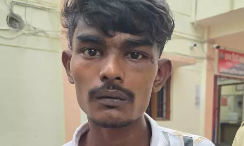 इंडोर स्टेडियम परिसर में लोगों को चाकू से डराया, बदमाश गिरफ्तार इंडोर स्टेडियम परिसर में लोगों को चाकू से डराया, बदमाश गिरफ्तार