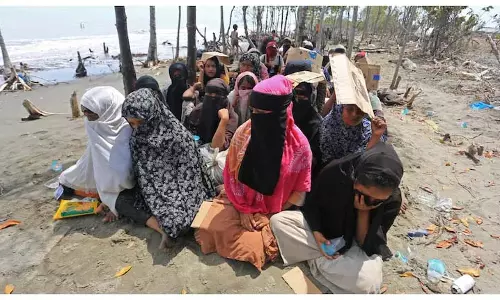 रोहिंग्या मुसलमानों ने म्यांमार में हत्याएं रोकने के लिए संयुक्त राष्ट्र से मदद की गुहार लगाई रोहिंग्या मुसलमानों ने म्यांमार में हत्याएं रोकने के लिए संयुक्त राष्ट्र से मदद की गुहार लगाई