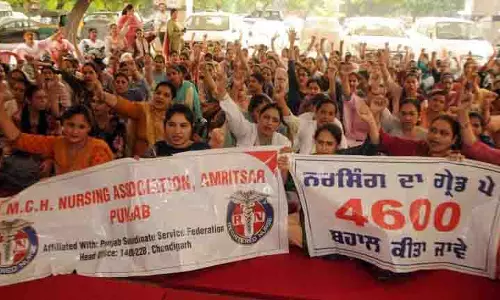 Amritsar: नर्सिंग स्टाफ का विरोध प्रदर्शन छठे दिन भी जारी, मरीज़ परेशान