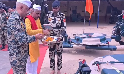 BSF ने विजयादशमी पर भारत-पाकिस्तान सीमा पर हथियारों के लिए शस्त्र पूजा की