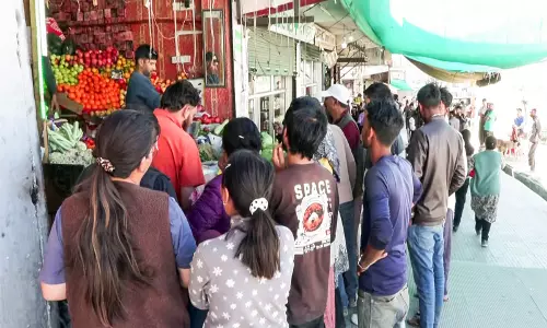 Leh में कर्फ्यू में ढील, बंद के बाद बाजार खुले, लोगों को राहत Leh में कर्फ्यू में ढील, बंद के बाद बाजार खुले, लोगों को राहत