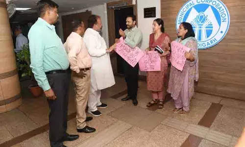 Chandigarh: मेयर कार्यालय पर विधायकों ने किया विरोध प्रदर्शन