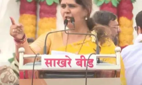 Pankaja Munde ने दशहरा सभा में कार्यकर्ताओं को डांटा Pankaja Munde ने दशहरा सभा में कार्यकर्ताओं को डांटा