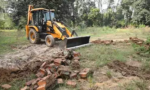 Panchkula में अवैध ढांचों को ढहाया गया Panchkula में अवैध ढांचों को ढहाया गया