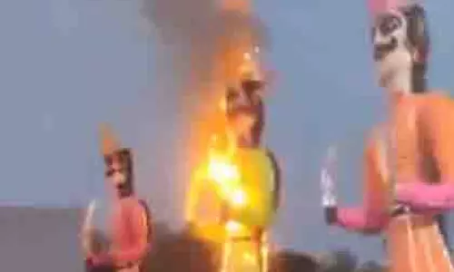 MP : समय से पहले रावण दहन, वायरल वीडियो में लाल कार ने बढ़ाई रहस्यता MP : समय से पहले रावण दहन, वायरल वीडियो में लाल कार ने बढ़ाई रहस्यता