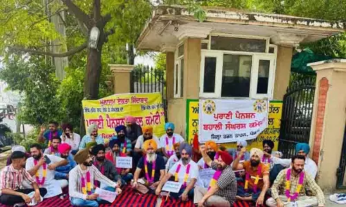 Amritsar: पुरानी पेंशन योजना के लिए सरकारी कर्मचारियों ने की भूख हड़ताल Amritsar: पुरानी पेंशन योजना के लिए सरकारी कर्मचारियों ने की भूख हड़ताल