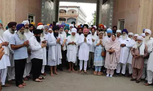 Amritsar: मुंबई सिख संगत ने बाढ़ प्रभावित परिवारों की मदद की Amritsar: मुंबई सिख संगत ने बाढ़ प्रभावित परिवारों की मदद की