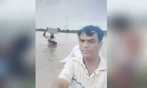 पेयजल आपूर्ति के लिए बाढ़ के पानी में उतरे युवा