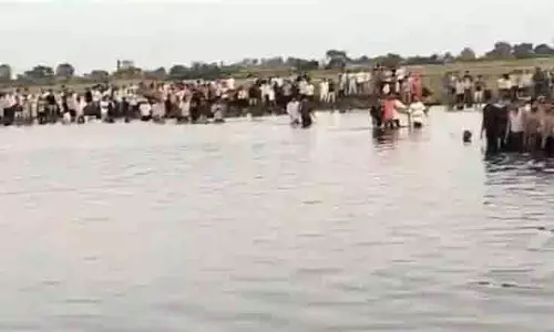 MP: खंडवा में मूर्ति विसर्जन के दौरान ट्रैक्टर झील में गिरा, 9 की मौत MP: खंडवा में मूर्ति विसर्जन के दौरान ट्रैक्टर झील में गिरा, 9 की मौत