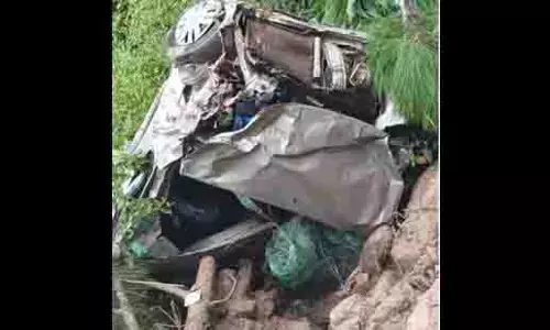 Himachal: सिरमौर में कार के खाई में गिरने से दो की मौत, तीन घायल Himachal: सिरमौर में कार के खाई में गिरने से दो की मौत, तीन घायल