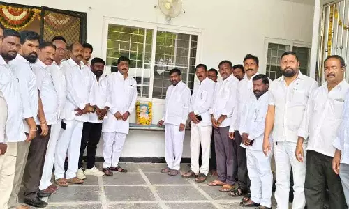 पूर्व मंत्री जगदीश रेड्डी ने महात्मा गांधी को श्रद्धांजलि अर्पित की