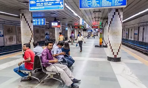 त्योहार के अंत में उदासी का स्वर, दशमी की रात शहर में आखिरी मेट्रो कब है?