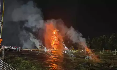 भारी बारिश के बीच पीजी कालेज मैदान में रावण दहन