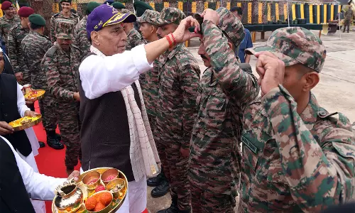 शास्त्र और शास्त्र का संतुलन हमारी सभ्यता को जीवंत और अजेय बनाए रखता है: दशहरा पर राजनाथ सिंह शास्त्र और शास्त्र का संतुलन हमारी सभ्यता को जीवंत और अजेय बनाए रखता है: दशहरा पर राजनाथ सिंह
