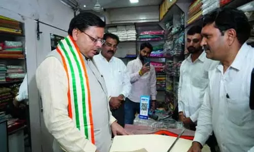 सीएम धामी ने खादी ग्रामोद्योग भवन से की खरीदारी, स्वदेशी अभियान को दिया बढ़ावा