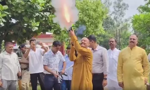 जांजगीर-चांपा पुलिस ने विजयादशमी पर शस्त्र पूजा कर हवाई फायरिंग की जांजगीर-चांपा पुलिस ने विजयादशमी पर शस्त्र पूजा कर हवाई फायरिंग की
