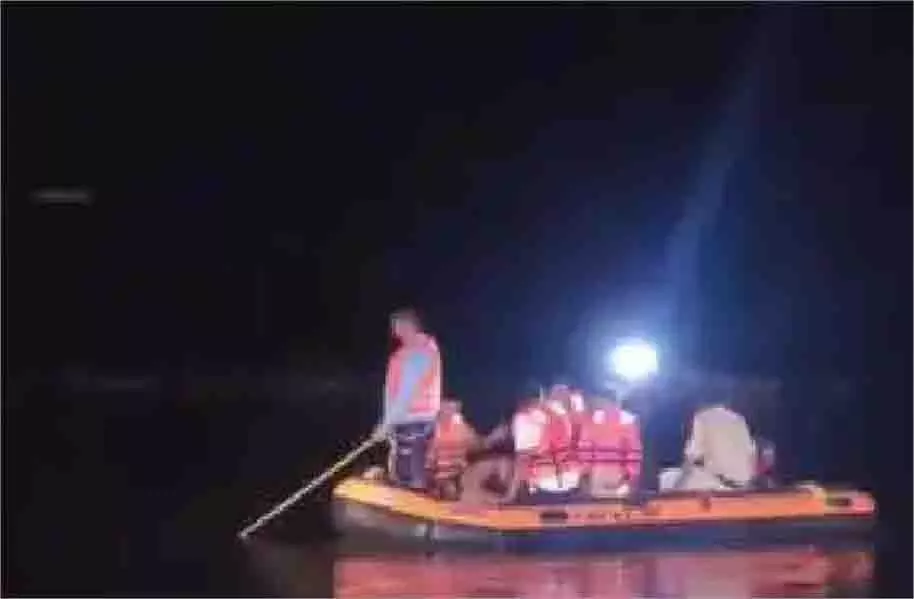 Agra: दुर्गा विसर्जन के दौरान नदी में बहे 11 लोग, 3 की मौत Agra: दुर्गा विसर्जन के दौरान नदी में बहे 11 लोग, 3 की मौत