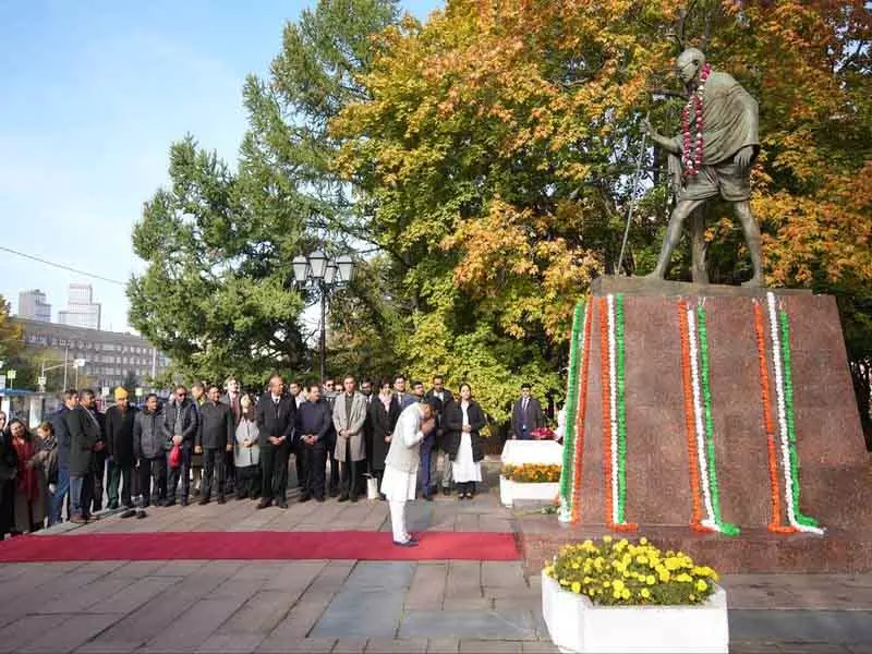 रूस में राज्य मंत्री मार्गेरिटा ने गांधी को श्रद्धांजलि दी, अहिंसा का संदेश याद किया रूस में राज्य मंत्री मार्गेरिटा ने गांधी को श्रद्धांजलि दी, अहिंसा का संदेश याद किया