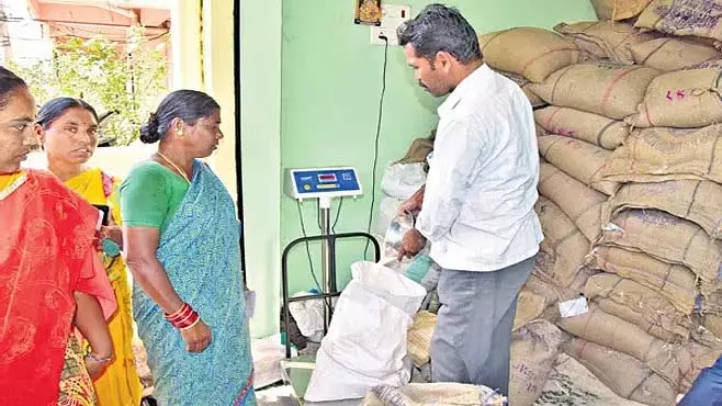 Nashik : अनाज वितरण में अनियमितताओं को लेकर आपूर्ति विभाग ने राशन की दुकानों पर कार्रवाई की Nashik : अनाज वितरण में अनियमितताओं को लेकर आपूर्ति विभाग ने राशन की दुकानों पर कार्रवाई की