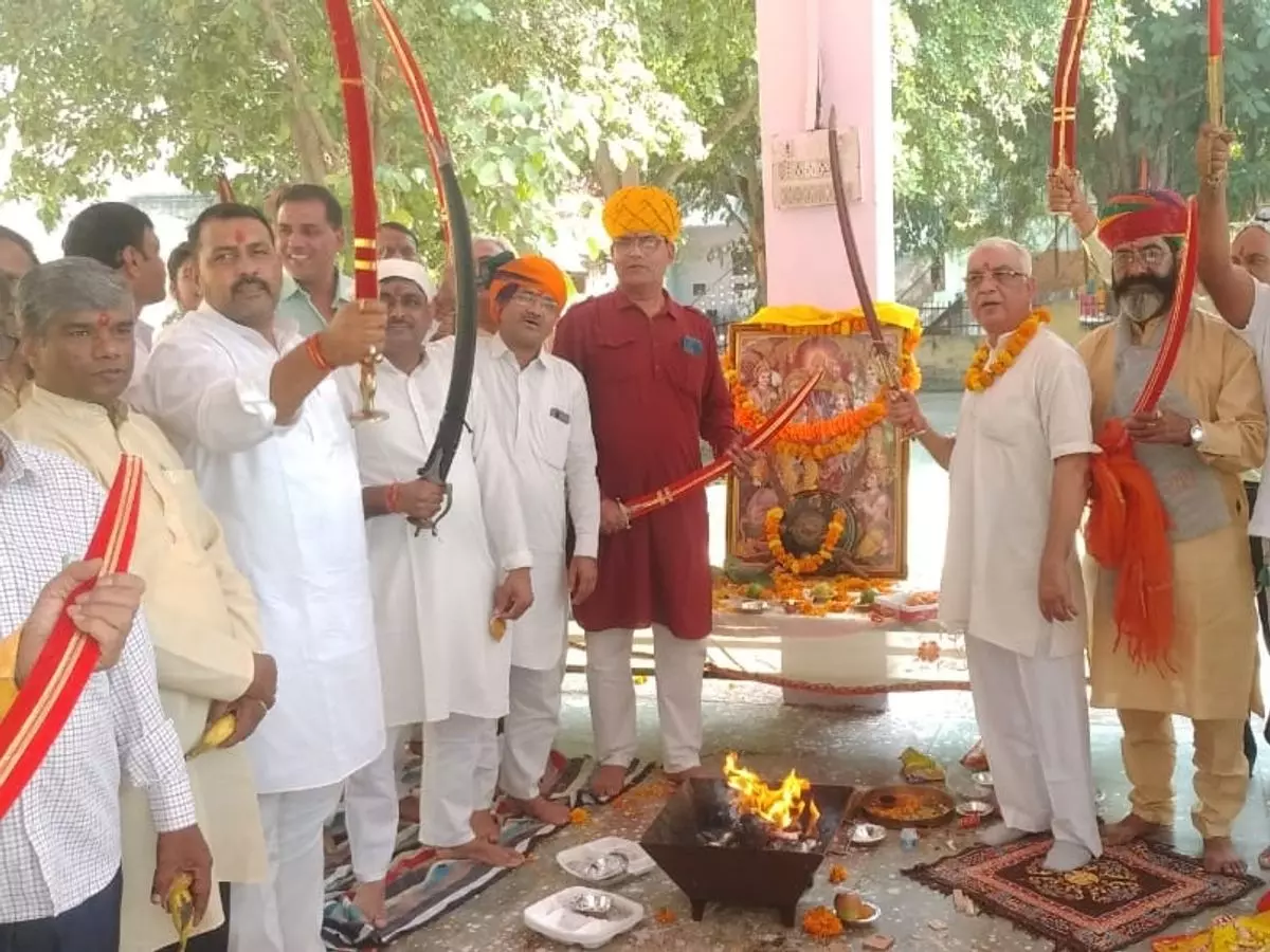 Jammu: राजपूत फेडरेशन ने शस्त्र पूजन कर दोहराया वीरता का संकल्प Jammu: राजपूत फेडरेशन ने शस्त्र पूजन कर दोहराया वीरता का संकल्प