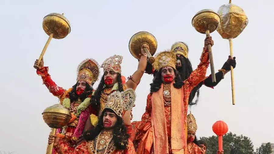 Kashmiri पंडितों और अन्य हिंदुओं ने श्रीनगर के शेर-ए-कश्मीर स्टेडियम में दशहरा मनाया Kashmiri पंडितों और अन्य हिंदुओं ने श्रीनगर के शेर-ए-कश्मीर स्टेडियम में दशहरा मनाया