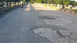 Arunachal: जीर्ण-शीर्ण केमी/7 माइल पुल और गड्ढों का समय पर नवीनीकरण ज़रूरी Arunachal: जीर्ण-शीर्ण केमी/7 माइल पुल और गड्ढों का समय पर नवीनीकरण ज़रूरी