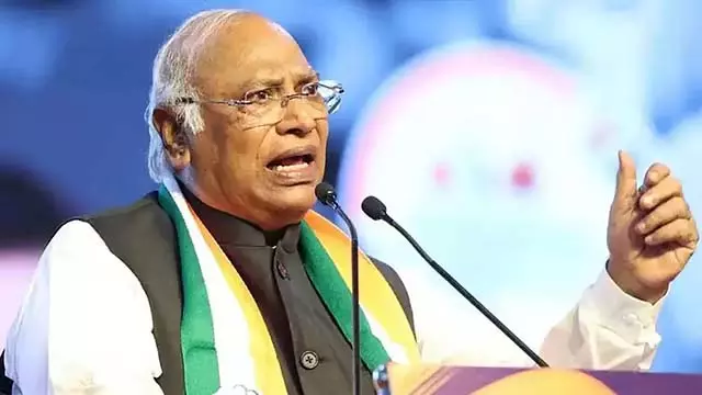 Karnataka : मल्लिकार्जुन खड़गे की हालत स्थिर, अस्पताल से छुट्टी मिली Karnataka : मल्लिकार्जुन खड़गे की हालत स्थिर, अस्पताल से छुट्टी मिली