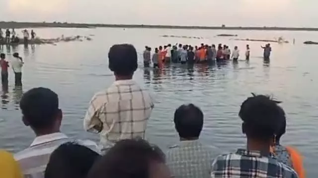 MP : दुर्गा देवी प्रतिमा विसर्जन के दौरान हादसा, महिलाओं और बच्चों समेत 14 लोगों की मौत MP : दुर्गा देवी प्रतिमा विसर्जन के दौरान हादसा, महिलाओं और बच्चों समेत 14 लोगों की मौत