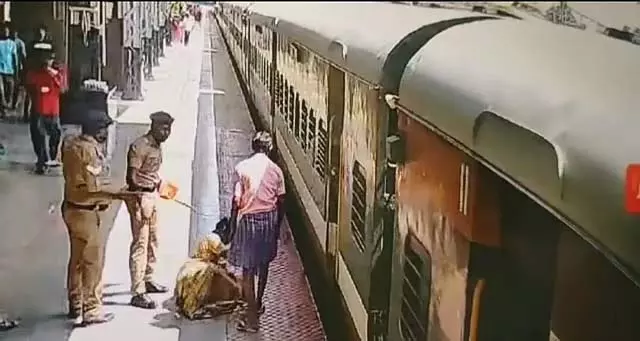 चलती ट्रेन में चढ़ने की कोशिश में महिला गिरी, रेलवे गार्ड ने जान जोखिम में डालकर उसे बचाया चलती ट्रेन में चढ़ने की कोशिश में महिला गिरी, रेलवे गार्ड ने जान जोखिम में डालकर उसे बचाया