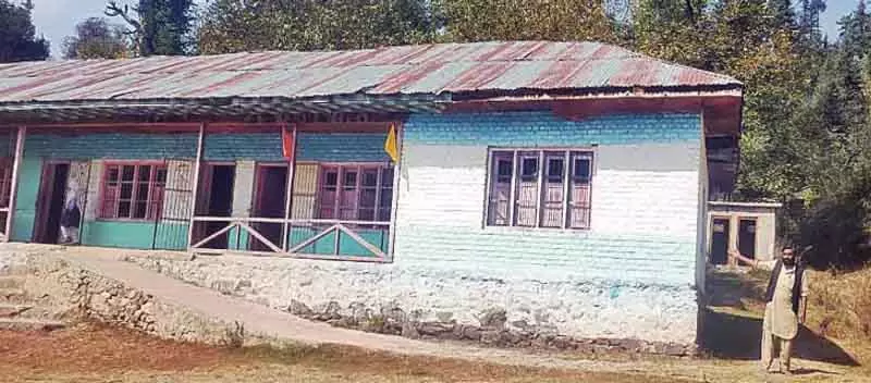 जंगल किनारे ज़फ़रखानी स्कूल की जर्जर इमारत और बिना चारदीवारी से सुरक्षा पर चिंता जंगल किनारे ज़फ़रखानी स्कूल की जर्जर इमारत और बिना चारदीवारी से सुरक्षा पर चिंता