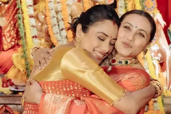 Durga Puja पंडाल में रूपाली गांगुली और रानी मुखर्जी की मुलाकात Durga Puja पंडाल में रूपाली गांगुली और रानी मुखर्जी की मुलाकात