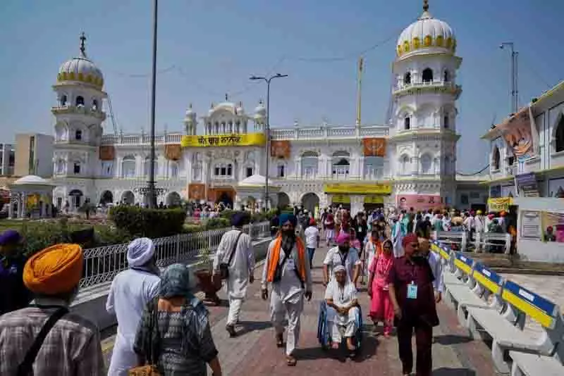 केंद्र ने Guru Nanak के प्रकाश पर्व के लिए सिख जत्थे को पाकिस्तान जाने की अनुमति दी केंद्र ने Guru Nanak के प्रकाश पर्व के लिए सिख जत्थे को पाकिस्तान जाने की अनुमति दी