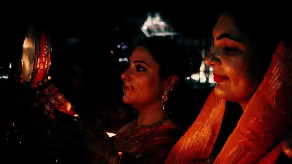 Karwa Chauth 2025: करवा चौथ पर कब और कैसे करें चंद्र दर्शन, पूरी विधि यहाँ जानें Karwa Chauth 2025: करवा चौथ पर कब और कैसे करें चंद्र दर्शन, पूरी विधि यहाँ जानें
