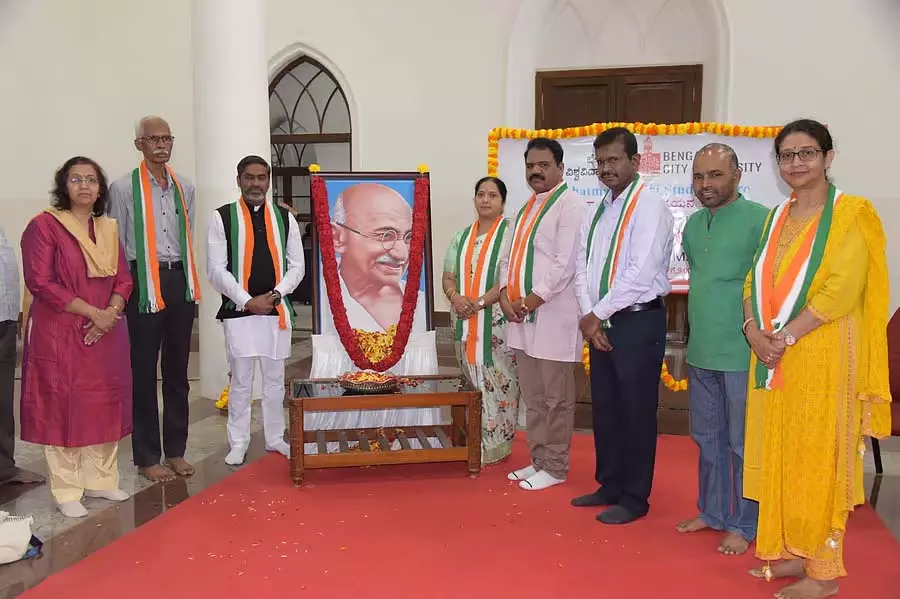Bengaluru : शहर के विभिन्न हिस्सों में गांधी जयंती मनाई गई Bengaluru : शहर के विभिन्न हिस्सों में गांधी जयंती मनाई गई