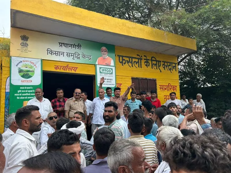 Haryana : किसानों ने लाठीचार्ज का आरोप लगाया, पुलिस को खाद की दुकान में बंद किया Haryana : किसानों ने लाठीचार्ज का आरोप लगाया, पुलिस को खाद की दुकान में बंद किया