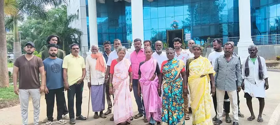 Ramnagar: ग्रामीणों ने एसपी कार्यालय के सामने किया प्रदर्शन Ramnagar: ग्रामीणों ने एसपी कार्यालय के सामने किया प्रदर्शन