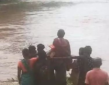 गरियाबंद के गांव में सड़क और पुल का अभाव, मरीज-गर्भवती के लिए कंधा ही एकमात्र सहारा गरियाबंद के गांव में सड़क और पुल का अभाव, मरीज-गर्भवती के लिए कंधा ही एकमात्र सहारा