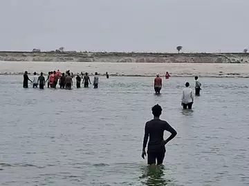 Ballia: युवक गंगा में डूबा, बचाव दल कर रहा खोज Ballia: युवक गंगा में डूबा, बचाव दल कर रहा खोज
