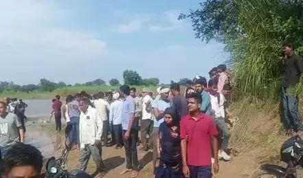 Agra: दुर्गा प्रतिमा विसर्जन में दुर्घटना, 6 बच्चे अब भी लापता Agra: दुर्गा प्रतिमा विसर्जन में दुर्घटना, 6 बच्चे अब भी लापता