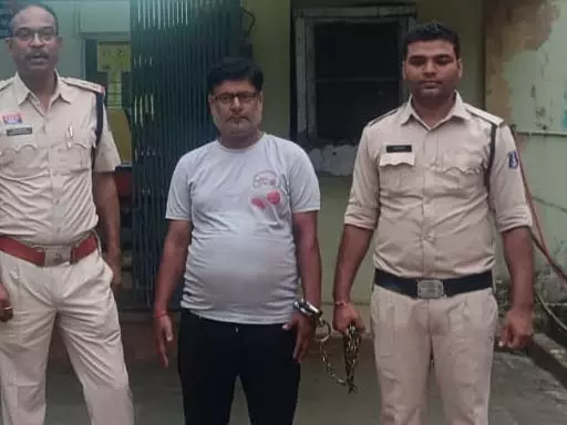 महिला वर्ल्ड कप में सट्टा लगवा रहा था रायपुर का कारोबारी महिला वर्ल्ड कप में सट्टा लगवा रहा था रायपुर का कारोबारी