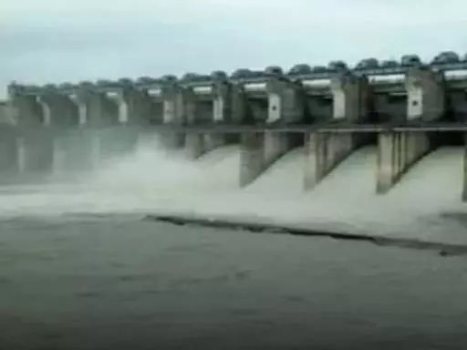 गंगरेल बांध के 6 गेट खोले गए, महानदी सटे गांवों में कराई गई मुनादी गंगरेल बांध के 6 गेट खोले गए, महानदी सटे गांवों में कराई गई मुनादी