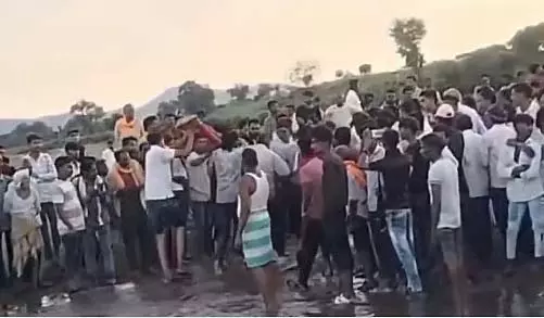 MP : दशहरा पर देवी दुर्गा की मूर्तियों को ले जा रहा ट्रैक्टर झील में गिरा, 11 लोगों की मौत MP : दशहरा पर देवी दुर्गा की मूर्तियों को ले जा रहा ट्रैक्टर झील में गिरा, 11 लोगों की मौत