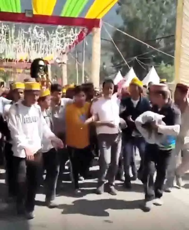 Kullu दशहरा में श्रद्धालुओं के साथ तहसीलदार की झड़प से हंगामा Kullu दशहरा में श्रद्धालुओं के साथ तहसीलदार की झड़प से हंगामा