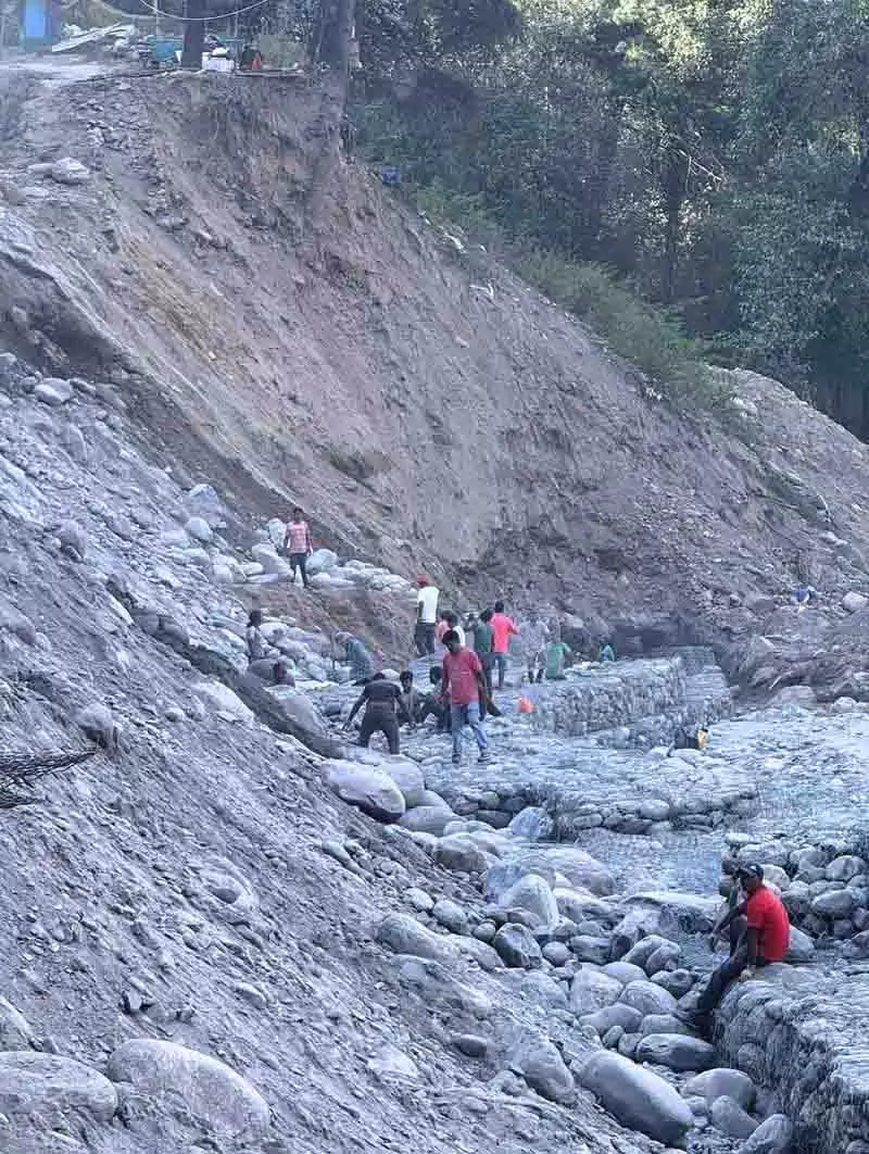 Manali मार्ग अधर में, बाढ़ प्रभावित जीवनरेखा देरी से चल रही Manali मार्ग अधर में, बाढ़ प्रभावित जीवनरेखा देरी से चल रही