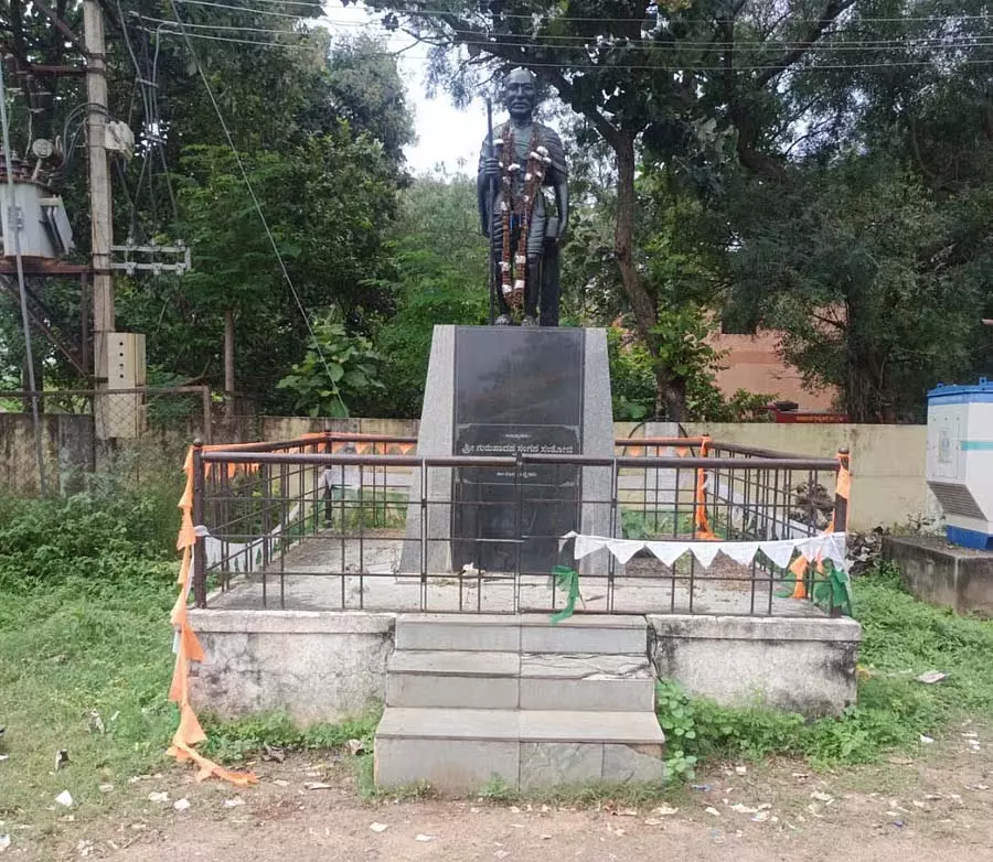 उपेक्षित गांधी प्रतिमा: जनता की आलोचना उपेक्षित गांधी प्रतिमा: जनता की आलोचना