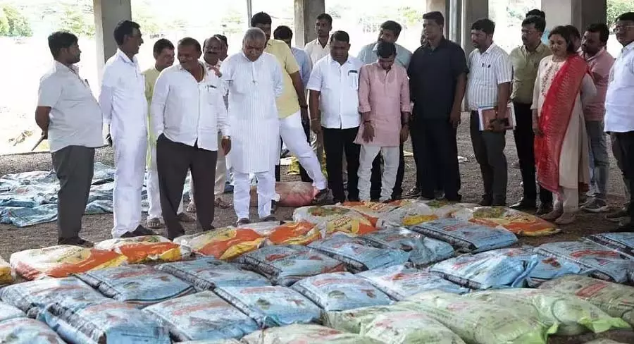 Karnataka : विधायक यशवंत राय गौड़ा ने बारिश से क्षतिग्रस्त क्षेत्र का दौरा किया Karnataka : विधायक यशवंत राय गौड़ा ने बारिश से क्षतिग्रस्त क्षेत्र का दौरा किया