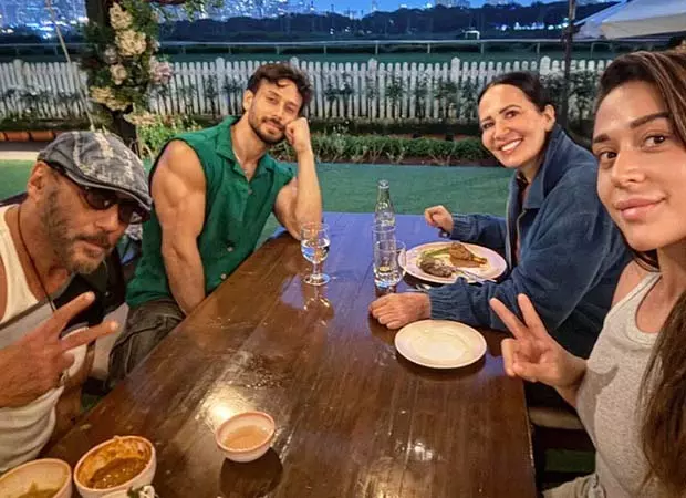 Tiger Shroff ने परिवार के साथ डिनर डेट का आनंद लिया Tiger Shroff ने परिवार के साथ डिनर डेट का आनंद लिया