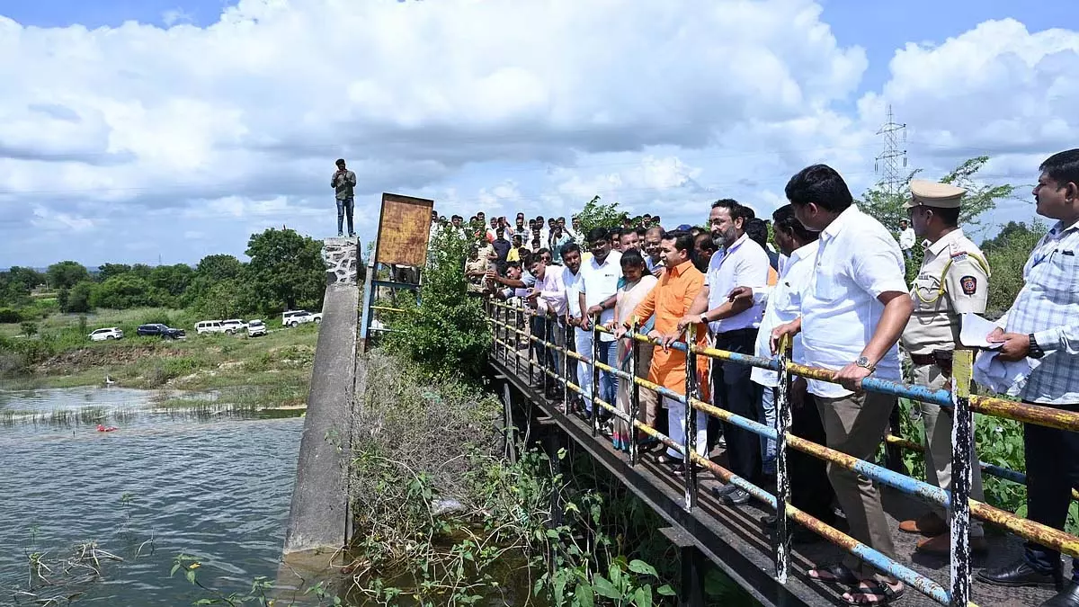 Maharashtra : मंत्री नितेश राणे ने फुलंबरी बांध के पास क्षतिग्रस्त क्षेत्रों का निरीक्षण किया Maharashtra : मंत्री नितेश राणे ने फुलंबरी बांध के पास क्षतिग्रस्त क्षेत्रों का निरीक्षण किया